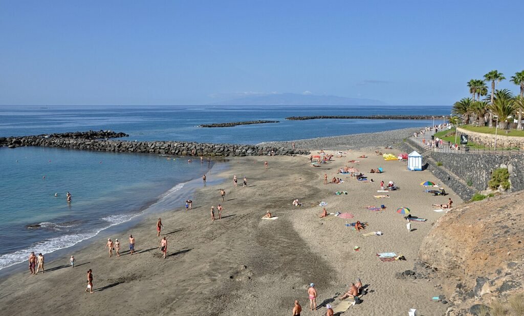 Playa del Duque: Luxus und Türkiswasser in einer Bucht